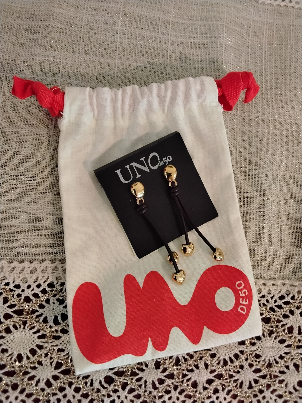 UNO de 50 Gold Heart Drop Earrings with Black Leather Cord - Picture 3 of 3